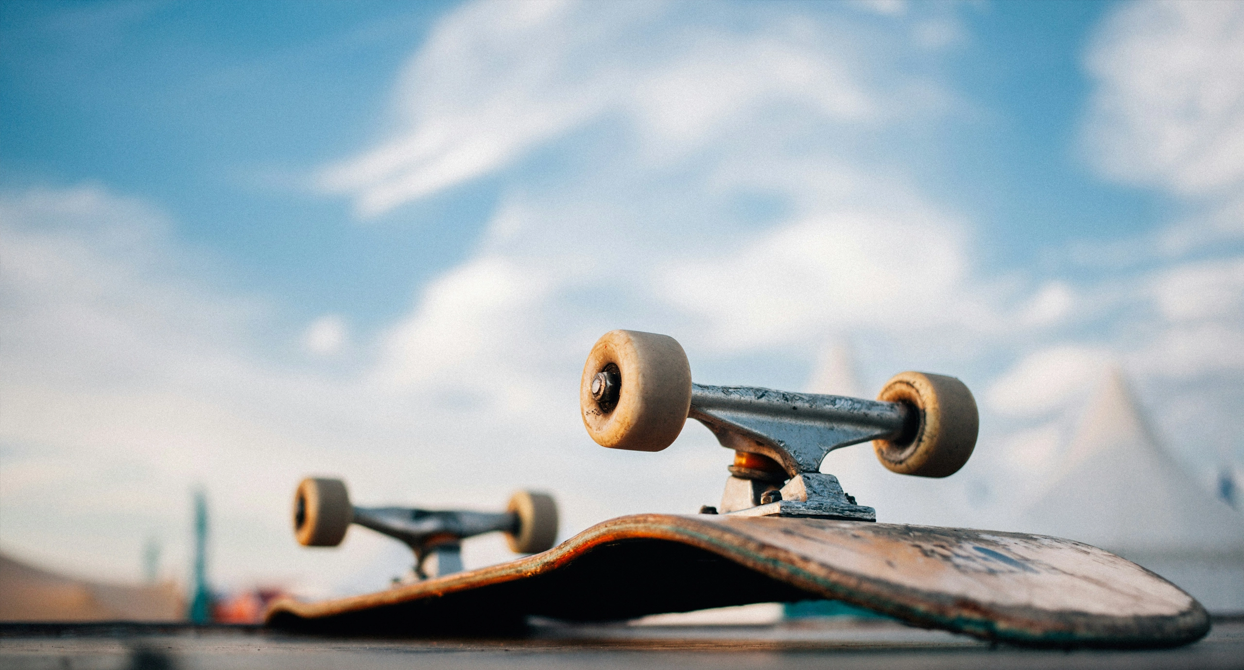 Es ist ein Bild von einem umgedrehten Skateboard, was auf einer Rampe liegt.